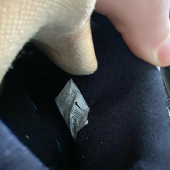 Size 9 kybrids athletic / basketball shoes - Picture 3 of 5